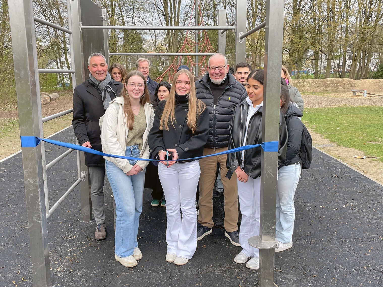 Ende März wurde die Calisthenics-Anlage im Beisein von Bürgermeister, Stiftungsvorstand und Lehrkräfte sowie Schülerinnen und Schülern des Schulzentrums Lohfeld feierlich eröffnet. Foto: Reiner Toppmöller
