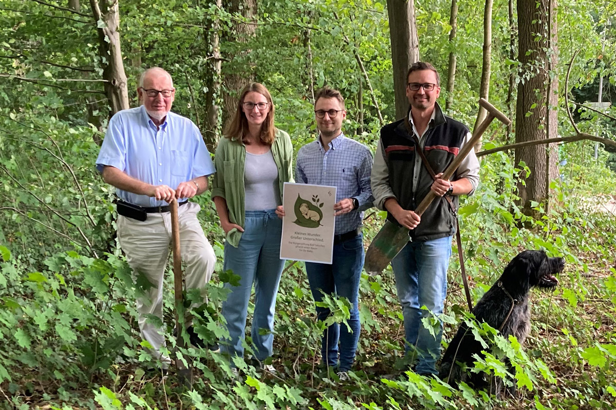 Gruppenfoto der Verantwortlichen der Bürgerstiftung mit dem Förster im Stadtwald Bad Salzuflen