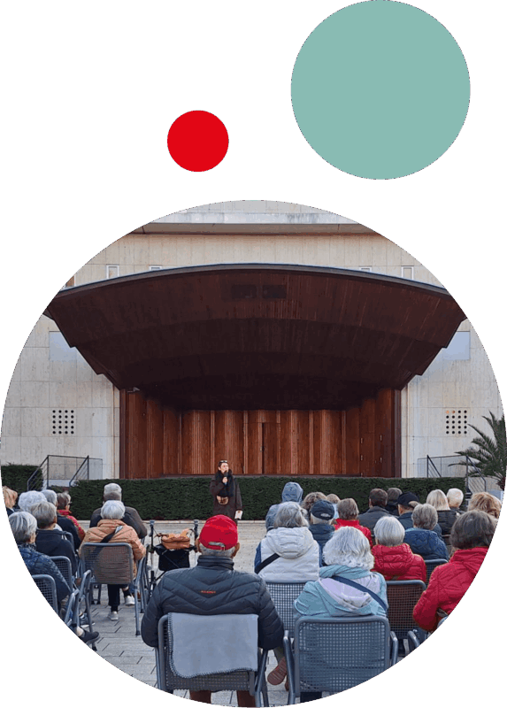 Publikum sitzt vor der Konzertmuschel im Kurpark