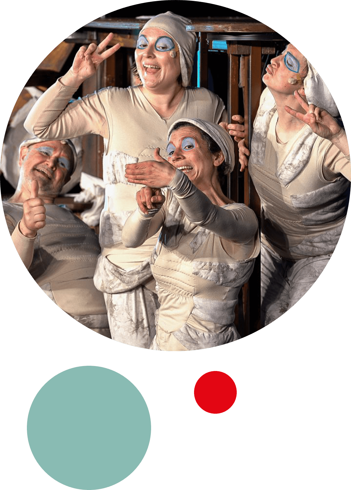 Schauspiel-Ensemble posiert in Kostümen