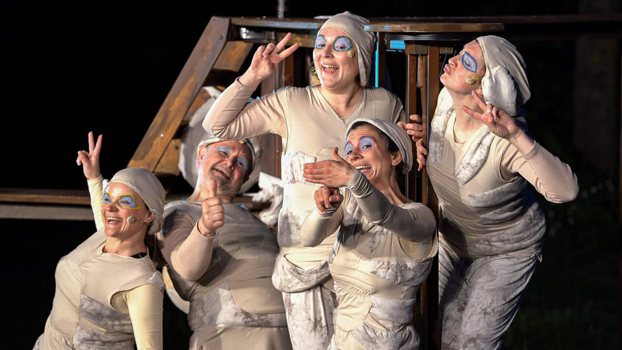 Schauspiel-Ensemble posiert in Kostümen