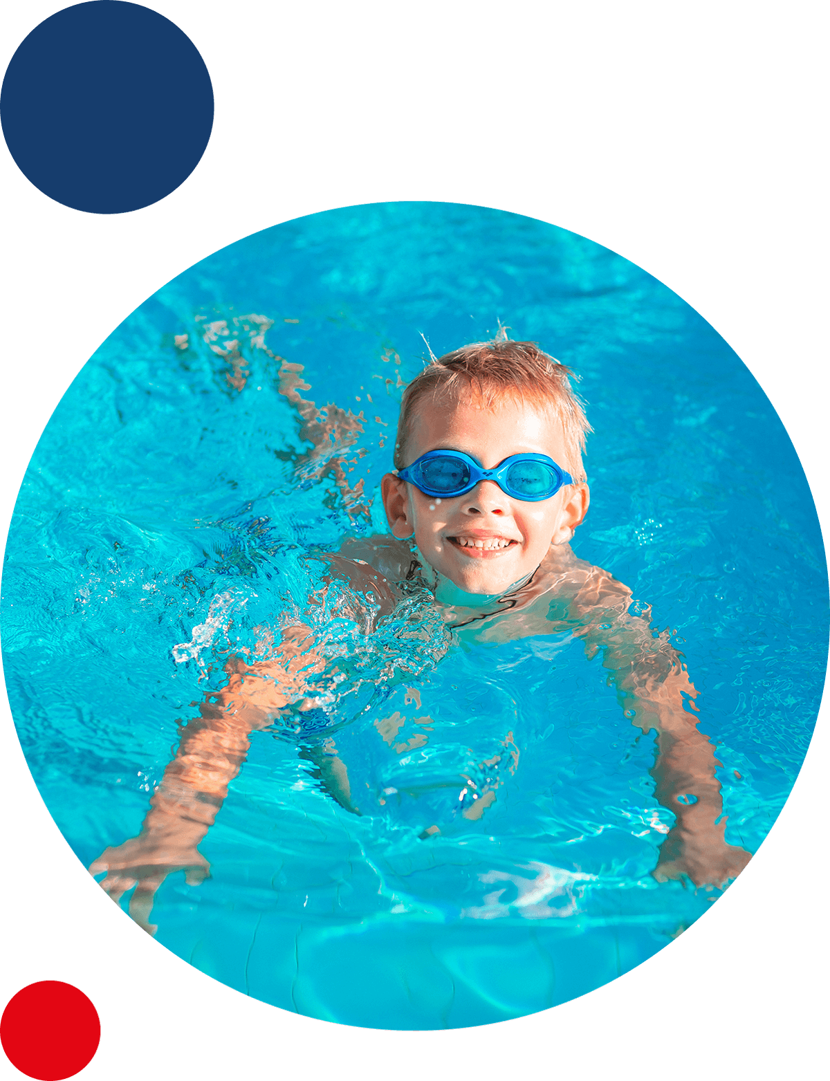 Blonder Junge mit blauer Schwimmbrille im Wasser