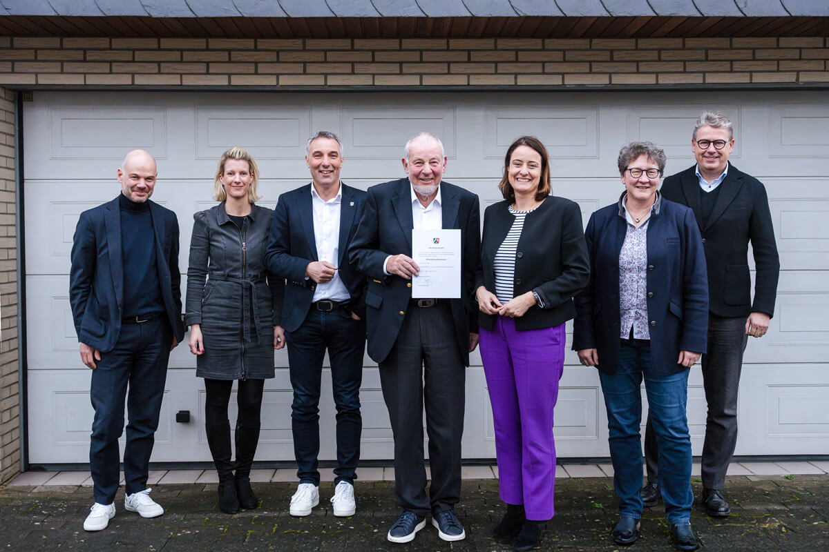 Die Gründungsmitglieder der Bürgerstiftung Bad Salzuflen mit der Anerkennungsurkunde