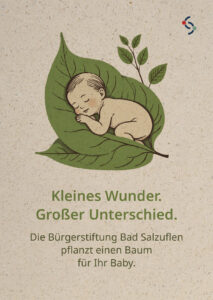 Illustration von einem Baby, das in einem grünen Blatt schläft mit der Beschriftung: Kleines Wunder, Großer Unterschied